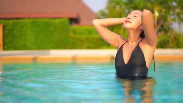 Retrato Bonito Jovem Asiático Mulher Relaxar Redor Piscina Livre Resort — Vídeo de Stock