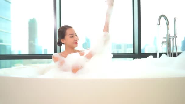 Güzel Asyalı Kadının Sabun Köpüğüyle Banyo Yaptığı Görüntüler — Stok video