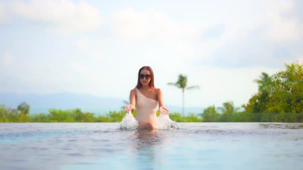 Portrait Belle Jeune Femme Asiatique Détendre Autour Piscine Extérieure Station — Video