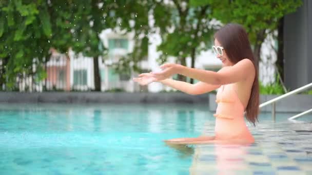 Retrato Hermosa Joven Mujer Asiática Relajarse Alrededor Piscina Aire Libre — Vídeos de Stock