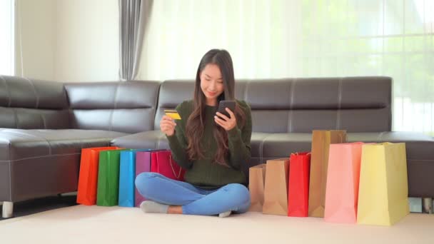 Záběry Krásné Asijské Ženy Dělat Shopping Doma — Stock video