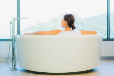 Güzel bir Asyalı kadın portresi. Rahatına bak. Banyoda ve tuvalette keyfine bak.