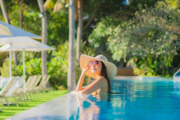 Retrato Hermosa Joven Mujer Asiática Feliz Sonrisa Relajarse Alrededor Piscina —  Fotos de Stock