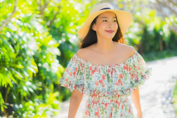 Portré Gyönyörű Fiatal Ázsiai Séta Boldog Élvezze Körül Kerti Kilátás — Stock Fotó