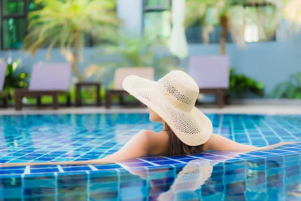 Retrato Hermosa Joven Mujer Asiática Relajarse Alrededor Piscina Complejo Hotelero — Foto de Stock