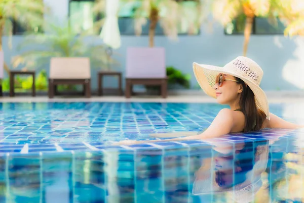 Retrato Bela Jovem Asiática Mulher Relaxar Torno Piscina Hotel Resort — Fotografia de Stock