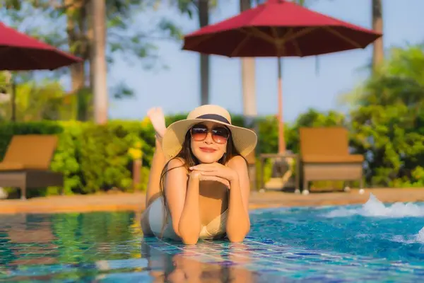 Retrato Bela Jovem Asiática Mulher Relaxar Torno Piscina Hotel Resort — Fotografia de Stock