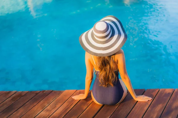 Retrato Hermosa Joven Mujer Asiática Relajarse Alrededor Piscina Complejo Hotelero — Foto de Stock