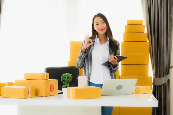 Portret Mooie Jonge Aziatische Zakenvrouw Werk Vanuit Huis Met Laptop — Stockfoto