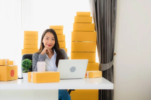 Portret Mooie Jonge Aziatische Zakenvrouw Werk Vanuit Huis Met Laptop — Stockfoto