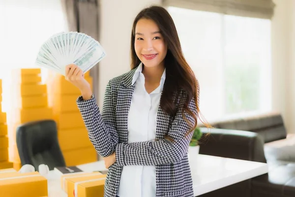 Retrato Hermosa Joven Mujer Asiática Trabajo Desde Casa Con Portátil — Foto de Stock