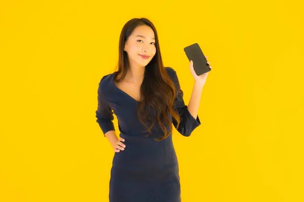 Retrato Hermosa Joven Asiática Mujer Con Teléfono Móvil Inteligente Teléfono —  Fotos de Stock