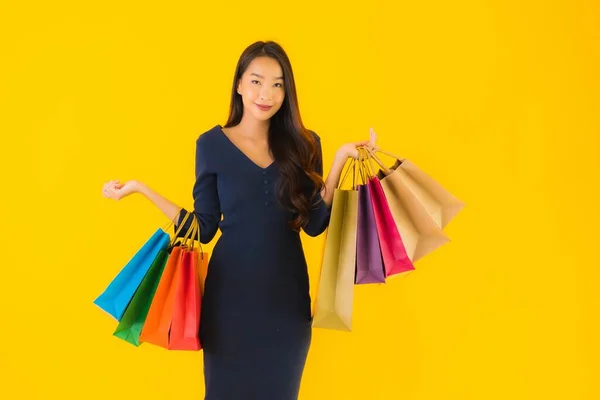 Portret Mooie Jonge Aziatische Vrouw Met Kleurrijke Boodschappentas Gele Geïsoleerde — Stockfoto