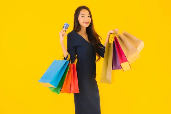 Porträtt Vacker Ung Asiatisk Kvinna Med Shoppingväska Kreditkort Och Smart — Stockfoto