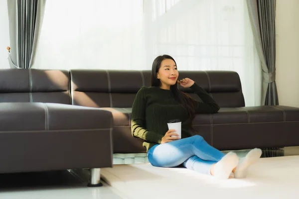 Retrato Hermosa Joven Mujer Asiática Uso Teléfono Móvil Inteligente Con —  Fotos de Stock