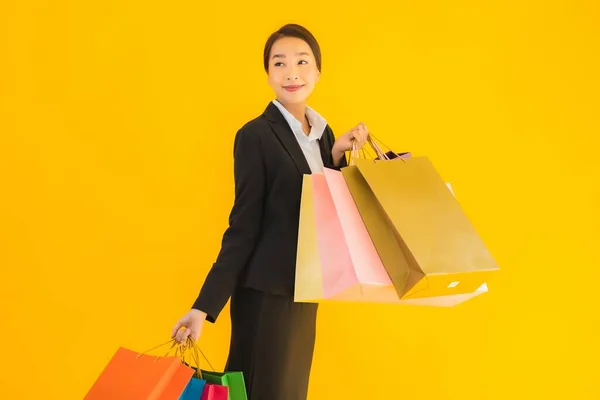 Portret Mooie Jonge Business Aziatische Vrouw Met Boodschappentas Uit Winkelcentrum — Stockfoto