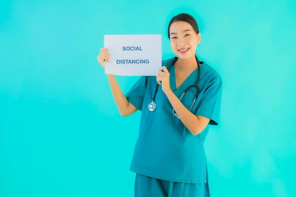 Retrato Bonito Jovem Asiático Médico Mulher Mostrar Sinal Com Social — Fotografia de Stock