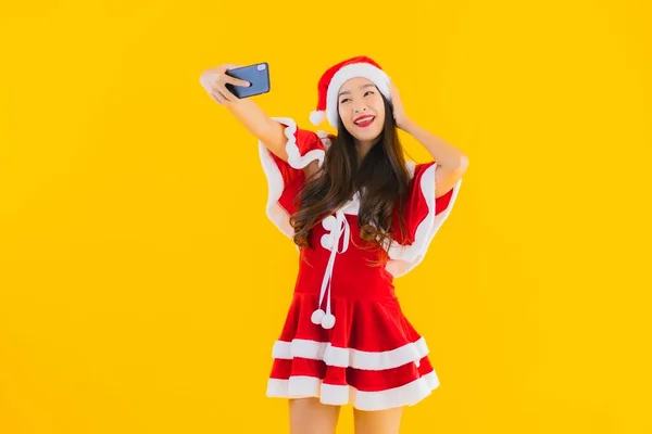 Портрет Красива Молода Азіатка Різдвяному Одязі Капелюсі Використовує Мобільний Телефон — стокове фото