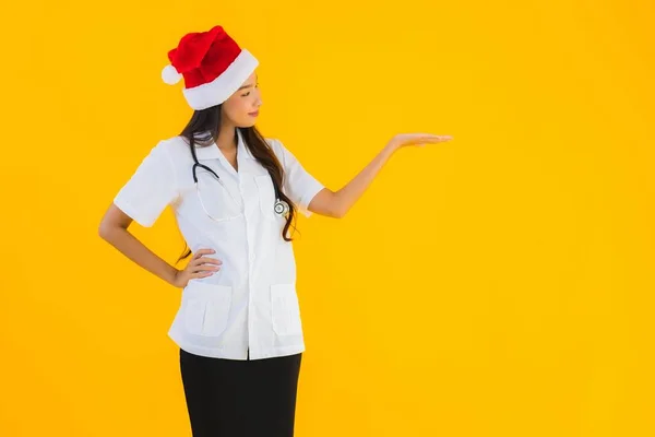 Wanita Muda Dokter Asia Yang Cantik Mengenakan Natal Atau Topi — Stok Foto