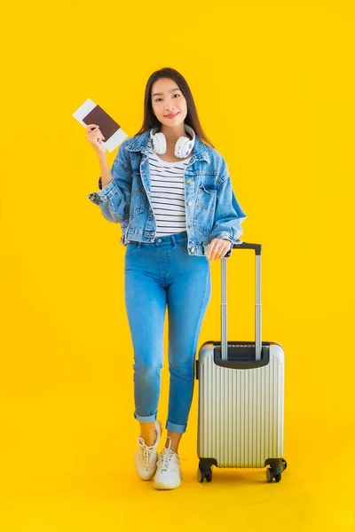 Retrato Hermosa Joven Mujer Asiática Viaje Ocio Con Bolsa Equipaje —  Fotos de Stock