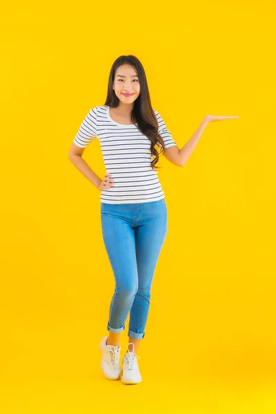 Portret Mooie Jonge Aziatische Vrouw Glimlach Blij Met Actie Geel — Stockfoto