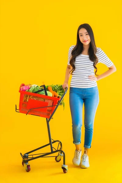 Retrato Bonito Jovem Asiático Mulher Compras Supermercado Carrinho Amarelo Isolado — Fotografia de Stock