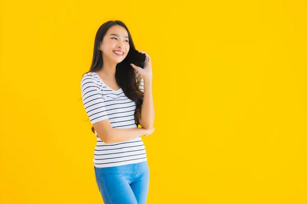 Retrato Bonito Jovem Asiático Mulher Sorriso Feliz Uso Inteligente Celular — Fotografia de Stock