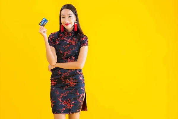 Портрет Красивая Молодая Азиатская Женщина Носить Китайское Платье Кредитной Картой — стоковое фото