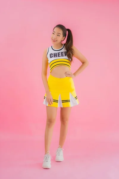 Portret Mooie Jonge Aziatische Vrouw Cheerleader Roze Geïsoleerde Achtergrond — Stockfoto