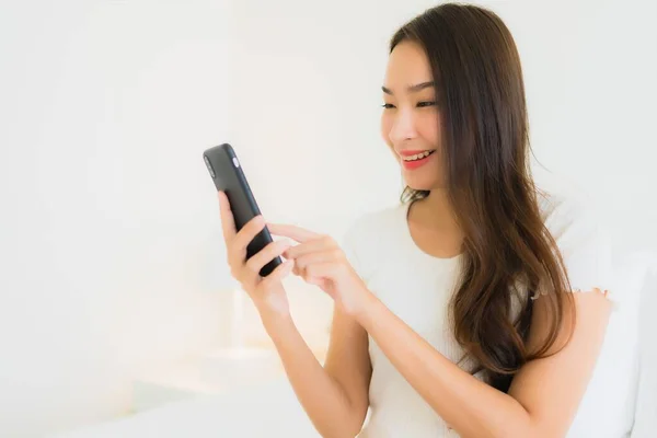 Muotokuva Kaunis Nuori Aasialainen Nainen Käyttää Älykästä Matkapuhelinta Sängyssä Valkoinen — kuvapankkivalokuva