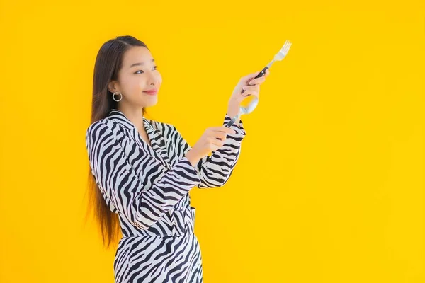 Güzel Genç Asyalı Bir Kadının Portresi Kaşığı Çatalı Ile Sarı — Stok fotoğraf