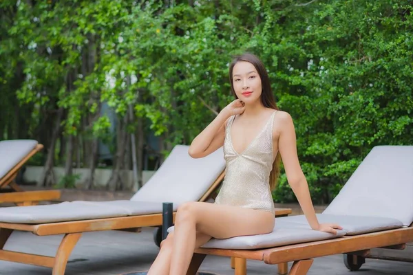 Retrato Hermosa Joven Mujer Asiática Relajarse Sonrisa Alrededor Piscina Aire — Foto de Stock