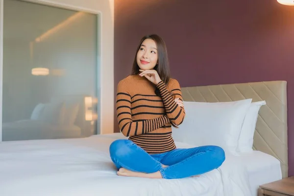 Porträt Schöne Junge Asiatische Frau Lächeln Entspannen Auf Bett Schlafzimmer — Stockfoto