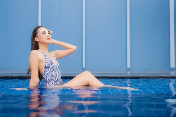 Retrato Hermosa Joven Mujer Asiática Relajarse Sonrisa Alrededor Piscina Aire —  Fotos de Stock