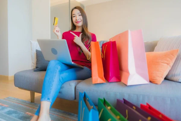 Retrato Hermosa Joven Mujer Asiática Uso Ordenador Portátil Con Tarjeta — Foto de Stock