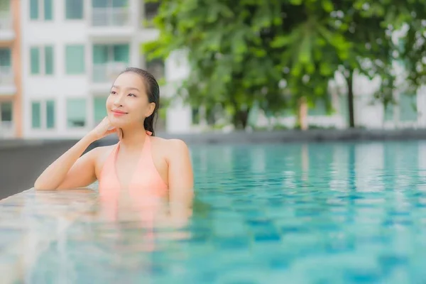 Retrato Bonito Jovem Asiático Mulher Relaxar Sorriso Lazer Redor Piscina — Fotografia de Stock