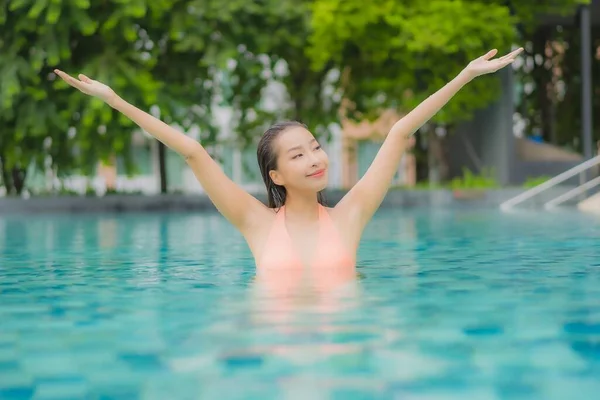 아름다운 이시아 리조트 수영장에서 웃으며 여유롭게 — 스톡 사진