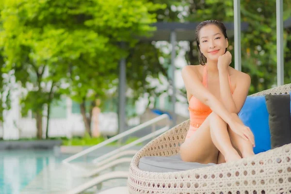 Portrait Belle Jeune Asiatique Femme Relax Sourire Loisirs Autour Piscine — Photo