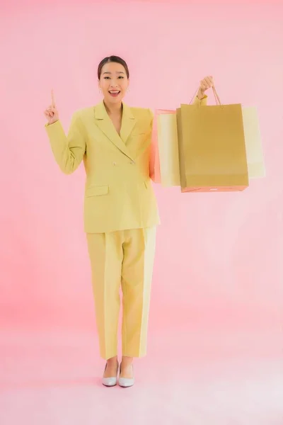 形象漂亮的年轻亚洲女商人 背负着色彩斑斓的购物袋 — 图库照片