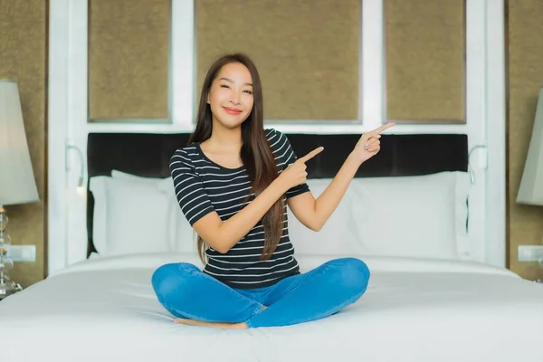Asyalı Güzel Bir Kadının Portresi Gülümse Yatak Odasında Rahatla — Stok fotoğraf