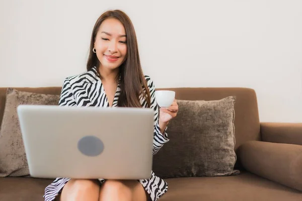 Porträt Schöne Junge Asiatische Frau Verwenden Computer Laptop Auf Sofa — Stockfoto