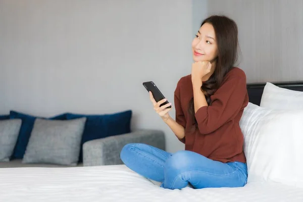 Retrato Hermosa Joven Mujer Asiática Uso Inteligente Teléfono Móvil Cama — Foto de Stock