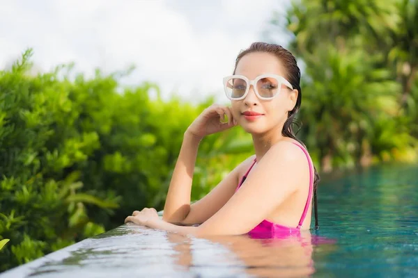 Retrato Hermosa Joven Mujer Asiática Relajarse Disfrutar Alrededor Piscina Aire — Foto de Stock