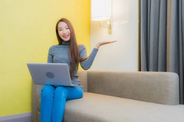 Portret Mooie Jonge Aziatische Vrouw Gebruik Computer Laptop Bank Woonkamer — Stockfoto