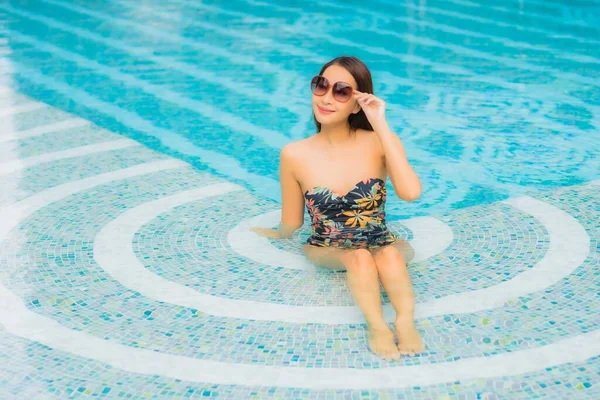 Retrato Bonito Jovem Asiático Mulher Relaxar Sorriso Redor Piscina Livre — Fotografia de Stock