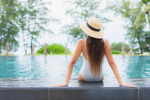 Retrato Bonito Jovem Asiático Mulher Relaxar Sorriso Lazer Redor Piscina — Fotografia de Stock