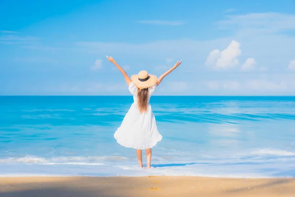 美しい若いアジアの女性の肖像旅行休暇で青い空に白い雲と海のビーチの海の周りの笑顔のレジャーをリラックス — ストック写真