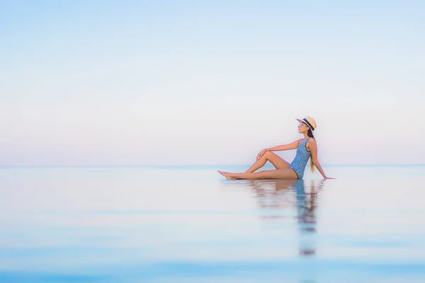 Retrato Hermosa Joven Mujer Asiática Relajarse Sonrisa Ocio Alrededor Piscina — Foto de Stock