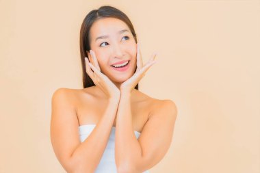 Renkli izole arka planda güzellik kozmetik makyaj konsepti olan güzel Asyalı kadın portresi