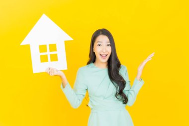 Ev ya da kağıt tabelalı güzel Asyalı kadın portresi